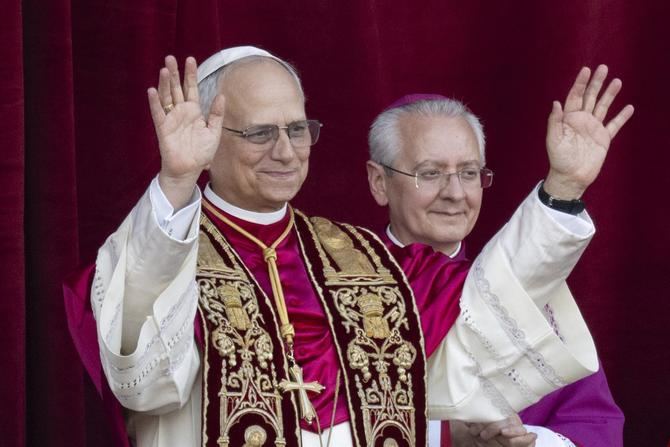 Robert Prevost, el Papa León XIV, 267 Pontífice de la Iglesia, se ha dirigido en italiano por primera vez ante las miles de personas congregadas en la Plaza de San Pedro y a los 1.400 millones de católicos en el mundo dando las gracias al Papa Francisco y rezando por la paz.
