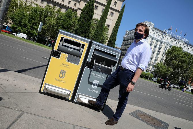 El alcalde presentó las nuevas papeleras inteligentes que se repartirán por todo Madrid.