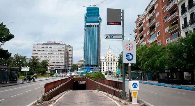 Las obras del parking municipal bajo la plaza de Colón, en el distrito de Salamanca, arrancan este lunes, con 570 plazas en un modelo que por primera vez será mixto, con plazas de rotación y para residentes, 150 plazas a las que los vecinos del entorno podrán acceder con abonos mensuales de 70 euros.