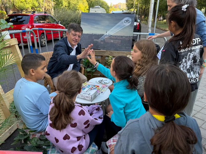 El alumnado del Colegio de Educación Infantil y Primaria Breogán, en el distrito de Fuencarral El Pardo, ha participado hoy en el 'Parking Day'.