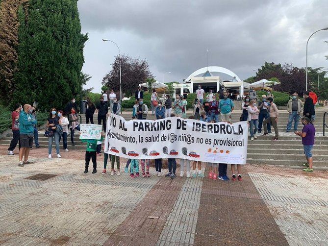 Los vecinos llevan varios meses organizando protestas contra los parking de Iberdrola y Mar de Cristal. Además, Hortaleza ya cuenta con otros dos estacionamientos proyectados, a los que los vecinos y vecinas no se oponen y que pueden absorber la demanda, en las zonas de Fuente de la Mora y Canillejas.