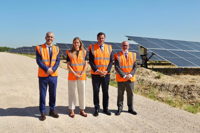 El ministro de Transporte y Movilidad Sostenible, Óscar Puente, y la vicepresidenta tercera del Gobierno y ministra para la Transición Ecológica y el Reto Demográfico, Sara Aagesen, han visitadoen el Aeropuerto Adolfo Suárez Madrid-Barajas el mayor parque fotovoltaico de Europa en un aeropuerto.