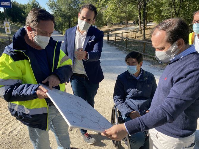 El delegado de Medio Ambiente y Movilidad, Borja Carabante, y el concejal del distrito, Borja Fanjul, durante la visita a la reforma del parque Forestal de Entrevías. Entre las mejoras, los caminos se van a ensanchar para permitir el paso de camiones de bomberos, adaptándose a las recomendaciones de Emergencias y Protección Civil.