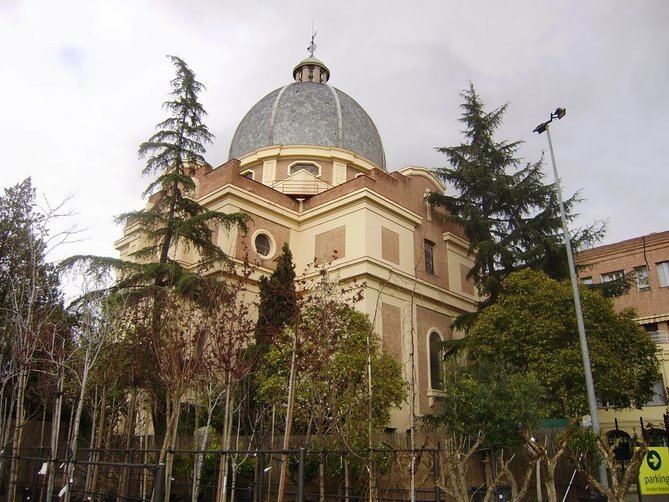 La parroquia de San Jorge, y la residencia de ancianos de la Fundación Santísima Virgen y San Celedonio que la colinda, está ubicada en la calle de Padre Damián, 22, a solo cinco minutos a pie del Santiago Bernabéu.