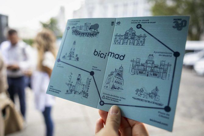 El servicio bicimad se suma a la Semana Europea de la Movilidad con propuestas como este pasaporte. El reto para completar el documento consiste en un itinerario ciclista entre el Templo de Debod y la Puerta de Alcalá.