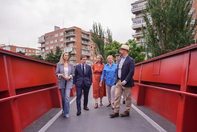El alcalde de Madrid, José Luis Martínez-Almeida, acompañado de la delegada de Obras y Equipamientos, Paloma García Romero, y las concejalas de Salamanca, Cayetana Hernández de la Riva, y Chamartín, Yolanda Estrada, ha visitado este lunes la nueva pasarela peatonal.