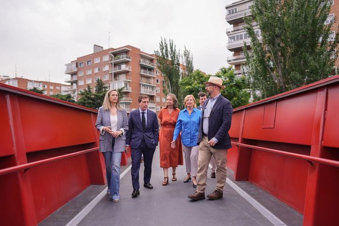 El alcalde de Madrid, José Luis Martínez-Almeida, acompañado de la delegada de Obras y Equipamientos, Paloma García Romero, y las concejalas de Salamanca, Cayetana Hernández de la Riva, y Chamartín, Yolanda Estrada, ha visitado este lunes la nueva pasarela peatonal.