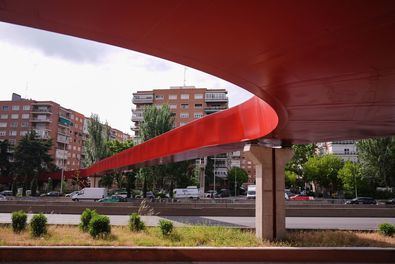 Estreno de la nueva pasarela peatonal sobre A-2