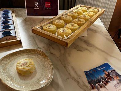 La Comunidad de Madrid y la Asociación de Empresarios Artesanos del Sector de Pastelería de Madrid (ASEMPAS) han presentado este miércoles 'Cor Unum', un dulce creado como homenaje al Papa León XIV con motivo de su visita a la región y que busca unir, en un solo bocado, la tradición pastelera madrileña, el fresón de Aranjuez y los colores del Vaticano.