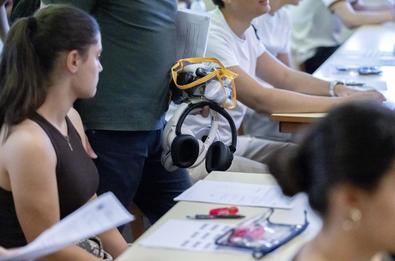 Los examinadores recogen los dispositivos electrónicos en el primer examen de la PAU 2026, en la Facultad de Ciencias de la Información de la Universidad Complutense de Madrid.