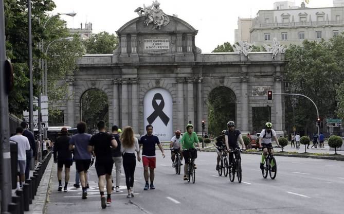 Con carácter excepcional, los niños menores de 12 años podrán circular en bicicletas, patinetes o patines particulares siempre que vayan acompañados a pie de una persona adulta y sin sobrepasar la velocidad de paseo.