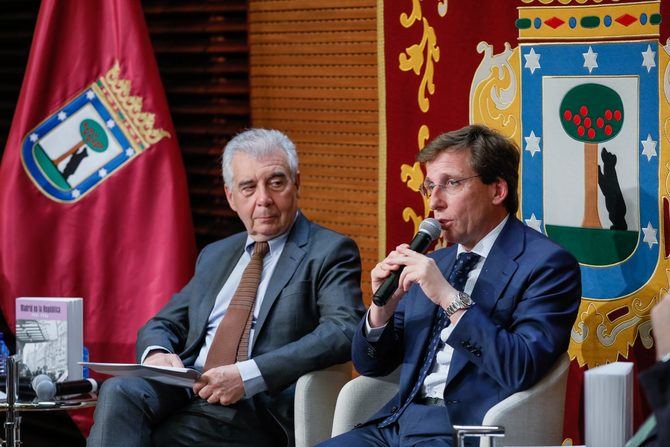 El alcalde de Madrid, José Luis Martínez Almeida, y los catedráticos de Historia Contemporánea en la UCM, Juan Pablo Fusi, y de Historia de la Arquitectura y del Urbanismo en la ETS, Carlos Sambricio, han presentado la última obra del cronista de la Villa Pedro Montoliú, 'Madrid en la República 1931-1936', publicada por Ediciones La Librería.