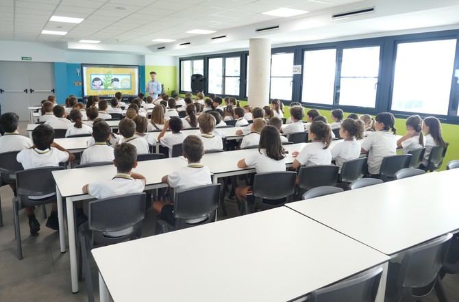 El Dr. Emilio García Mouronte, especialista en Dermatología del Centro Médico Quirónsalud Valdebebas, junto con la directora del centro, María Ángeles García de Cortázar Fajardo, se han desplazado hasta el Colegio Gredos San Diego para explicar a más de 150 escolares la importancia de los cuidados de la piel y de la fotoprotección solar.