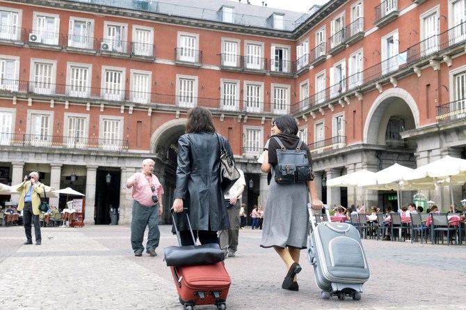 El Tribunal Superior de Justicia de Madrid ha respaldado al Ministerio de Derechos Sociales en su orden a Airbnb para retirar 34,728 anuncios de pisos turísticos por falta de licencia. Esta decisión se suma a un respaldo previo y busca combatir la publicidad ilegal en el sector, en medio de la crisis de vivienda en España.