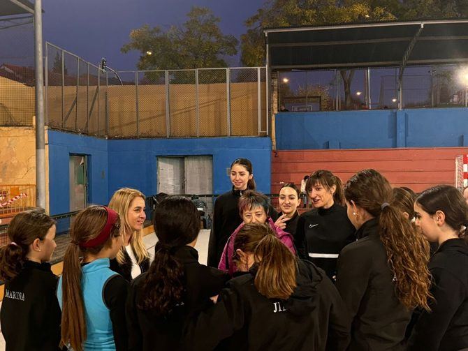 La concejala de Ciudad Lineal, Nadia Álvarez, ha visitado este miércoles la pista de patinaje del Centro Deportivo Municipal Concepción, que ha sido recientemente reformada y transformada en una pista polivalente.