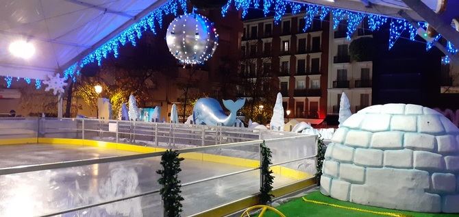 La principal novedad de la feria 'Reina Sofía Christmas' este año es la opción de patinaje gratuito para todos los colegios del distrito, así como para los colectivos más desfavorecidos de Centro, en horario de 11.00 h a 14.00 horas, todos los días lectivos.