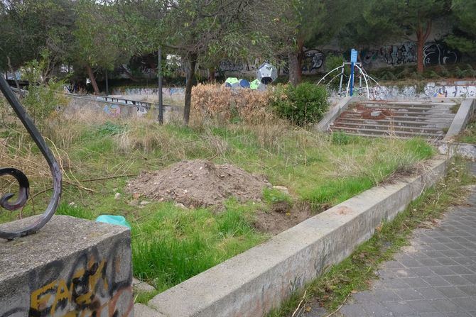 El estado de abandono y deterioro de las obras de la pista de hockey de Poeta Esteban Villegas es sólo uno de los ejemplos que ha denunciado esta mañana el equipo municipal de Mas Madrid, con Rita Maestre y Nacho Murgui a la cabeza.