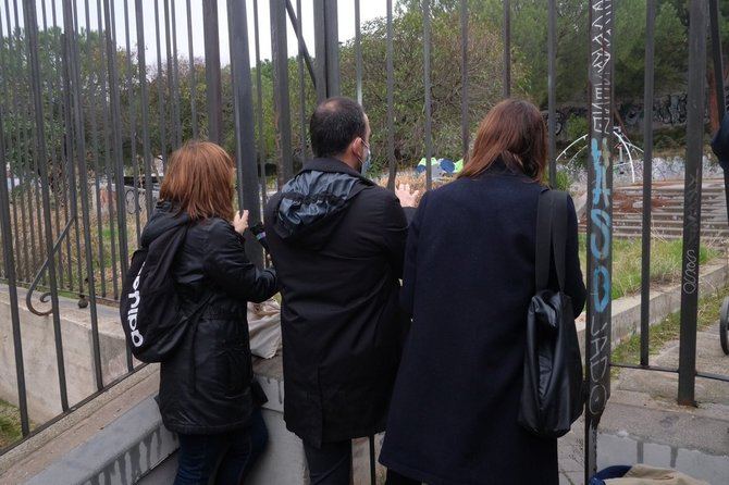 La portavoz de Más Madrid, Rita Maestre, el concejal de Más Madrid en Retiro, Nacho Murgui, y la portavoz de Deportes de Más Madrid, Mar Barberán, durante su visita a las obras de la futura pista de hockey en Retiro.