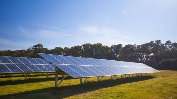 El proyecto supone la ocupación industrial de más de 47 hectáreas para instalar dos polígonos de 18.700 paneles fotovoltaicos y unos ocho kilómetros de líneas y torres eléctricas en dos parcelas con diversos grados de protección.