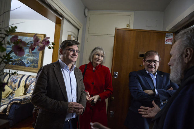 El delegado de Políticas de Vivienda, Álvaro González, visita una vivienda rehabilitada y monitorizada dentro de la estrategia Habita Madrid, en colaboración con el CSIC.