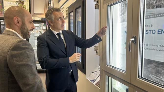 El consejero de Medio Ambiente, Agricultura e Interior de la Comunidad de Madrid, Carlos Novillo, durante su visita a Ibarra Ventanas, una de las empresas instaladoras colaboradoras en esta campaña. 