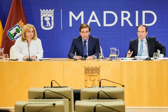 Sanz, Almeida y Carabante, en la rueda de prensa posterior a la Junta de Gobierno, donde se ha informado sobre el Plan Reside de Madrid. Entre las novedades, la confirmación de que el Ayuntamiento de Madrid no otorgará licencias para viviendas turísticas dispersas en edificios residenciales del centro histórico, tampoco en planta baja con acceso independiente como se permite hasta ahora.