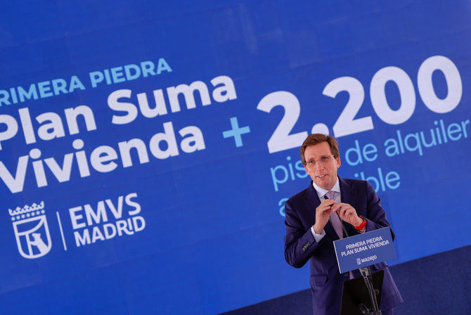 Almeida ha explicado el funcionamiento del Plan Suma Vivienda que permite al Ayuntamiento de Madrid seguir aumentando el parque público de alquiler asequible en la ciudad y ofrecer soluciones a jóvenes y familias que quieren seguir viviendo en la capital.