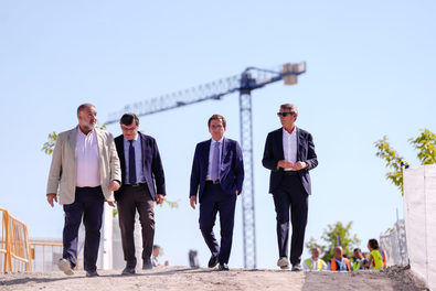 El alcalde ha estado acompañado por el delegado de Políticas de Vivienda y presidente de la Empresa Municipal de la Vivienda y Suelo (EMVS Madrid), Álvaro González, y el concejal de Vicálvaro, Ángel Ramos.