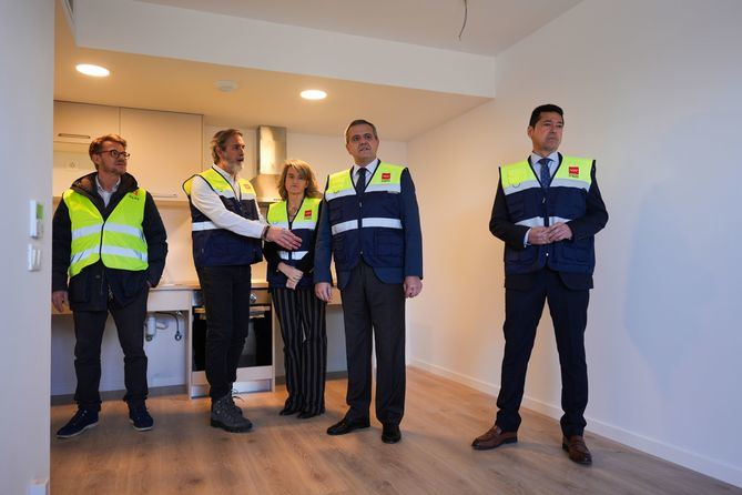 El consejero de Vivienda, Transportes e Infraestructuras, Jorge Rodrigo, ha visitado este martes la urbanización, que contará con un total de 50 inmuebles, de los que tres disponen de un dormitorio; 27, de dos y 20, de tres, además de 75 plazas de garajes, trasteros y zonas comunes.