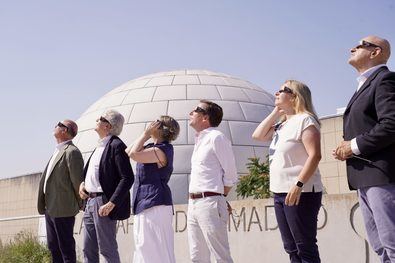 Madrid reparte 50.000 gafas para el eclipse