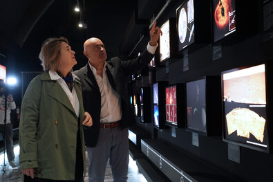La delegada de Cultura, Turismo y Deporte, Marta Rivera de la Cruz, durante su visita a la exposición.