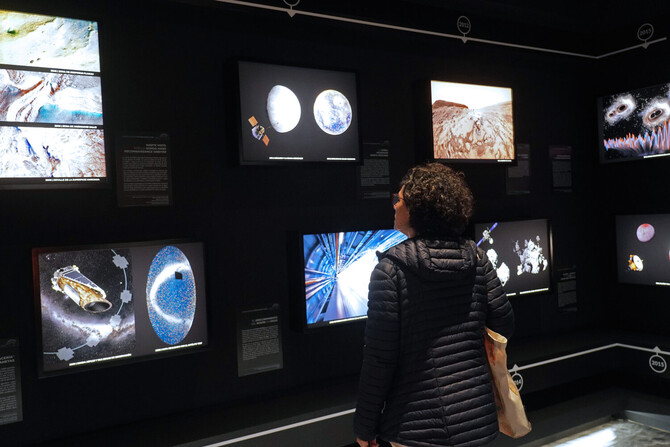 El Planetario de Madrid conmemora su 40º aniversario con la muestra ‘40 años desvelando el cosmos’, que recorre algunos de los principales avances que se han producido en el conocimiento del universo desde su inauguración en 1986.