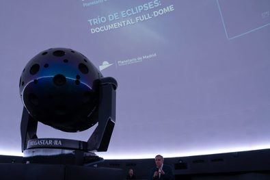 El eclipse, en una 'peli' del Planetario