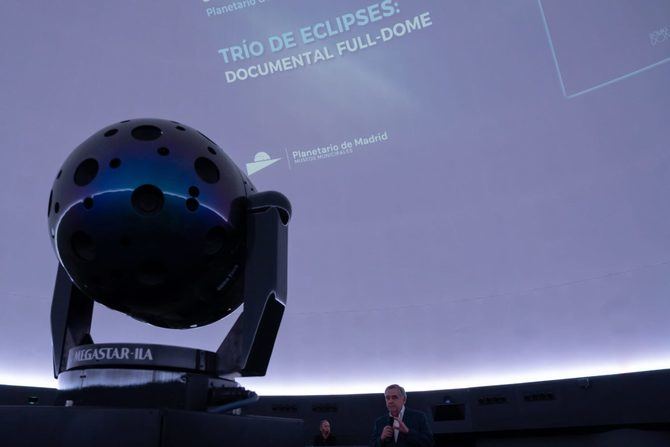 El Ayuntamiento de Madrid ha presentado en el Planetario de Madrid Trío de eclipses, una película inmersiva que, del 17 de julio al 12 de agosto, formará parte de la programación especial que este espacio ha organizado en torno a los tres eclipses que podrán observarse en España en 2026, 2027 y 2028.