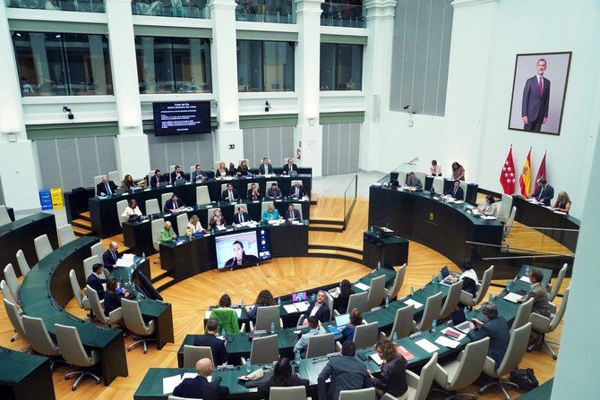 Más Madrid ha arrancado el curso político dando la bienvenida en el Pleno de Cibeles a su nueva concejala, Olga Martínez, que ha prometido su cargo en sustitución del veterano Félix López-Rey.