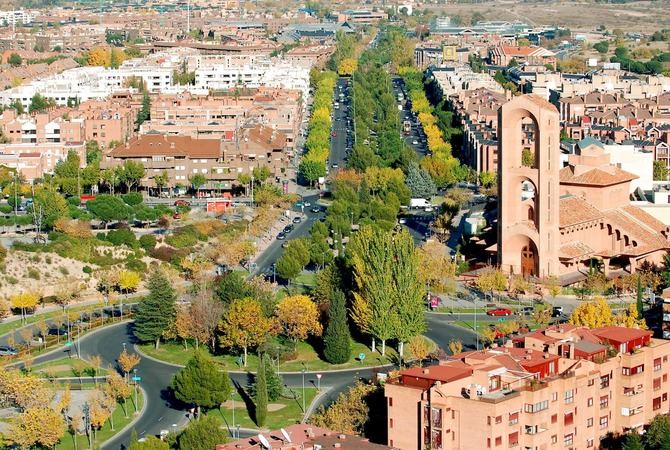 Pozuelo de Alarcón repite en primera posición, incrementando su renta bruta media a 88.011 euros en el año 2023, frente a los 85.323 euros del año anterior, al tiempo que la renta media disponible se ha elevado hasta los 63.290 euros, desde los 61.396 euros de 2022.