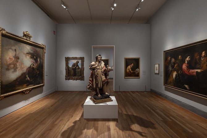 El relato de la muestra se articula a través de 98 piezas –pinturas, esculturas, dibujos, estampas, fotografías, libros y documentos de archivo–, junto con material audiovisual y recursos expositivos, que buscan animar a los ciudadanos a seguir construyendo el Prado, su museo.