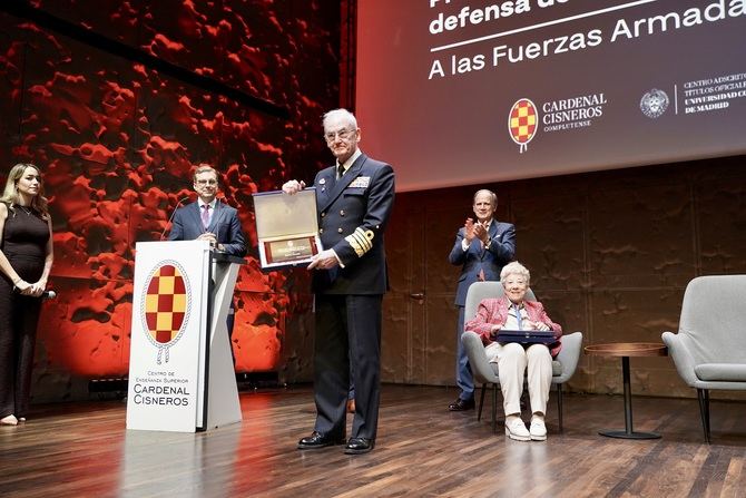 Las Fuerzas Armadas han recibido el premio a la 'Defensa de los Valores Constitucionales' que otorga el Centro de Enseñanza Superior Cardenal Cisneros. Lo recogió el jefe de Estado Mayor de la Defensa (JEMAD), almirante general Teodoro E. López Calderón.