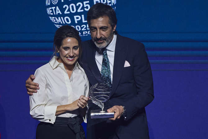 Juan del Val ha obtenido el Premio Planeta 2025 con la novela 'Vera, una historia de amor', y Ángela Banzas ha resultado finalista con 'Cuando el viento hable'.