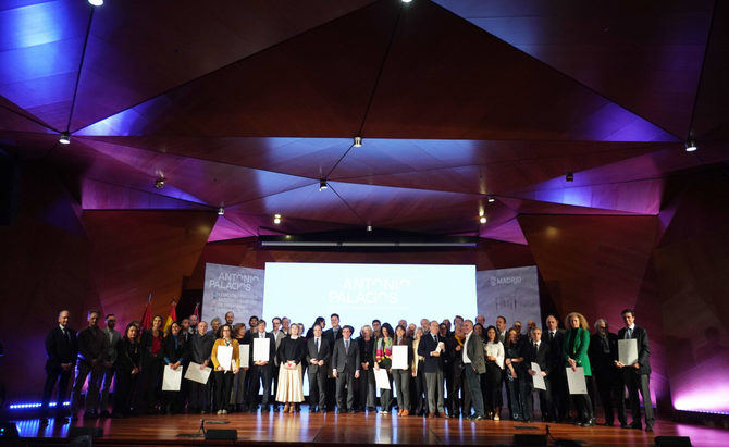 El alcalde de Madrid, José Luis Martínez-Almeida, ha hecho entrega de los galardones de la primera edición de los Premios Antonio Palacios de Urbanismo y Arquitectura para poner en valor los proyectos más significativos en la ordenación, construcción y rehabilitación de la ciudad.