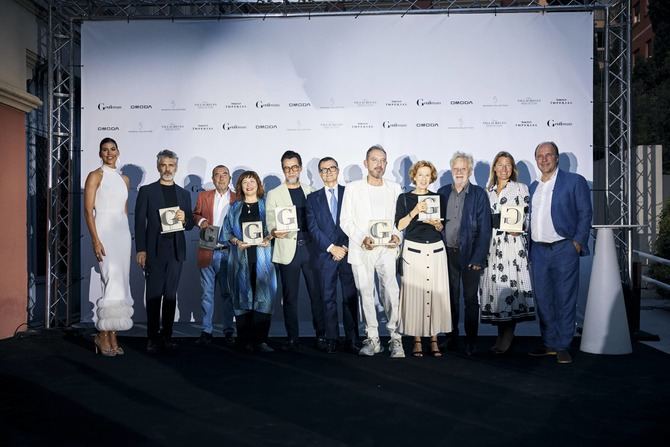 Los premiados (de izquierda a derecha, junto a Sofía del Prado, presentadora de la gala): el actor Leonardo Sbaraglia; el director de cine José Luis Garci; Maribel López, directora de ARCO; el chef Quique Dacosta; el director de Gentleman, Ricardo Balbontín; el interiorista Lázaro Rosa-Violán; la escritora Julia Navarro; el diseñador Javier Mariscal; y Anouchka y Gregor Gerlach, de Seaside Collection.