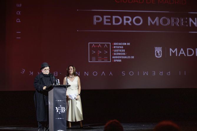 La coordinadora general de la Alcaldía, Inmaculada Sánchez-Cervera, entregó el Premio de Honor de la Ciudad de Madrid al maestro Pedro Moreno, en reconocimiento a su trayectoria ejemplar en teatro, ópera, zarzuela y cine.