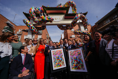El alcalde de Madrid, José Luis Martínez-Almeida, lo ha inaugurado este jueves junto a la concejala del distrito, Sonia Cea; el embajador de la República Popular China en España, Yao Jing; el autor de la intervención artística, Okuda San Miguel, y el presidente de la Unión Asociación China de Usera, Enguan Chen, entre otros.