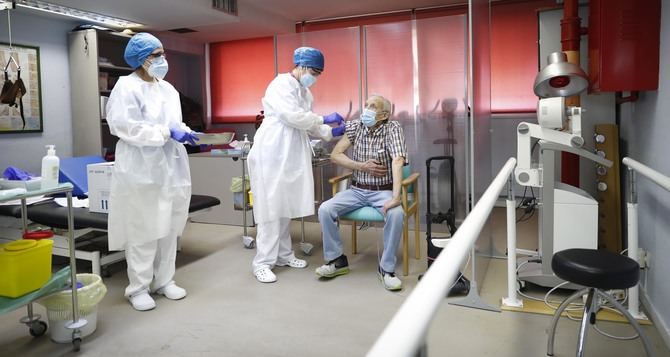 Nicanor, de 72 años, residente en la Residencia de Mayores de Vallecas, ha sido el primer vacunado de la región. Procedente de Badajoz, vive en Vallecas desde los 4 años y desde hace dos reside junto a su mujer en esta residencia.