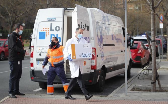 El operativo estaba planificado para que hoy continuase el proceso de vacunación en otros 23 centros, una vez que se recibiesen las 48.750 dosis previstas. Sin embargo, un fallo en la cadena del frío de la distribución de la vacuna supondrá un retraso en los planes previstos.