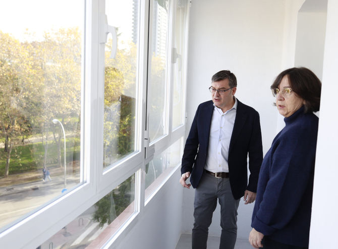 EMVS Madrid ofrece a los propietarios una gestión integral del alquiler, garantiza el pago de la renta y se hace cargo del IBI, los seguros y la comunidad de propietarios. El delegado de Políticas de Vivienda y presidente de EMVS Madrid, Álvaro González, ha visitado una de las casi 200 viviendas que actualmente ya gestiona EMVS Madrid inscritas en el ReViVa, tras finalizar su reforma completa.