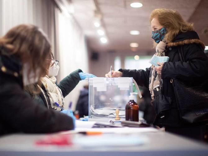 Desde el gobierno regional se ha instado a que ,el 4 de mayo, la población 'sensible', como los mayores de 65 años y discapacitados, acudan a votar 'preferentemente' entre las 10.00 y 12.00 horas.