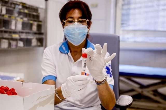 El distrito de Usera acoge este martes por segunda vez la intervención que está llevando a cabo la Comunidad de Madrid para diagnosticar asintomáticos con PCR entre la población de 15 a 49 años; una ronda que comenzó este lunes en Carabanchel, donde se realizaron 1.574 pruebas.