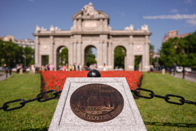El alcalde de Madrid, José Luis Martínez-Almeida, junto a la delegada de Cultura, Marta Rivera de la Cruz, y las concejalas de Retiro, Andrea Levy, y Salamanca, Cayetana Hernández de la Riva, descubría este verano la placa que conmemora la concesión del European Heritage Award/Europa Nostra Award a la restauración de la Puerta de Alcalá.