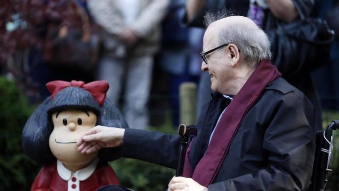 El pleno del distrito de Centro ha aprobado este miércoles una proposición para instalar una placa al creador de Mafalda, y además se estudiarán otras acciones para completar el homenaje.